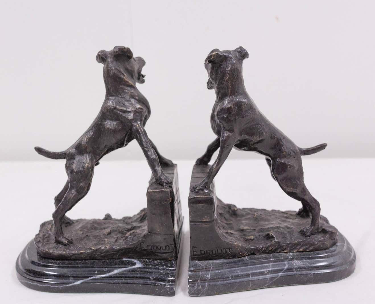 Paire de serre-livres en bronze et marbre, chiens aboyants, par E. Drouot, France, vers 1890 photo for sale