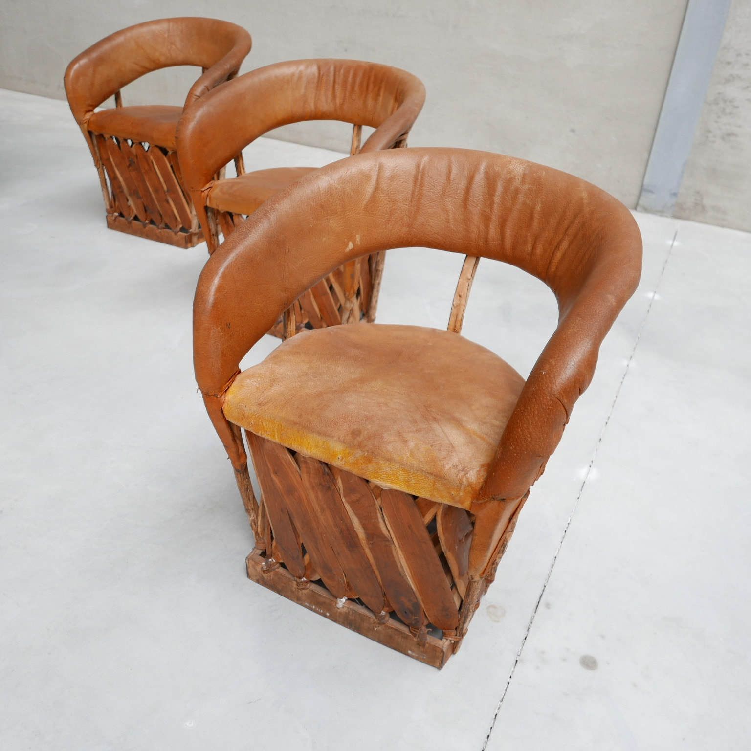 photo vinterior Large Set Of Mid Century Art Populaire Dining Chair And Table Set