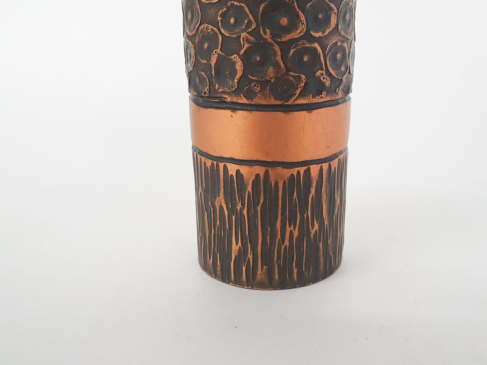Zwaar Bronzen Vaas Met Koperen Details photo vinterior