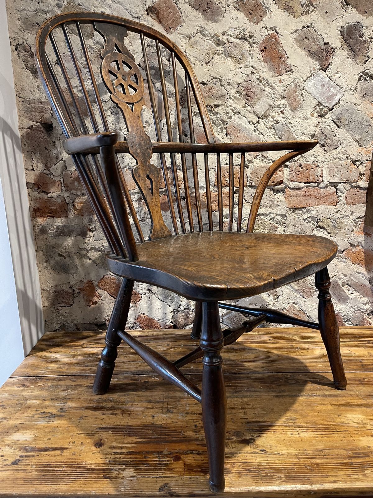 photo furniture Early Antique Georgian Elm Windsor Elbow Chair