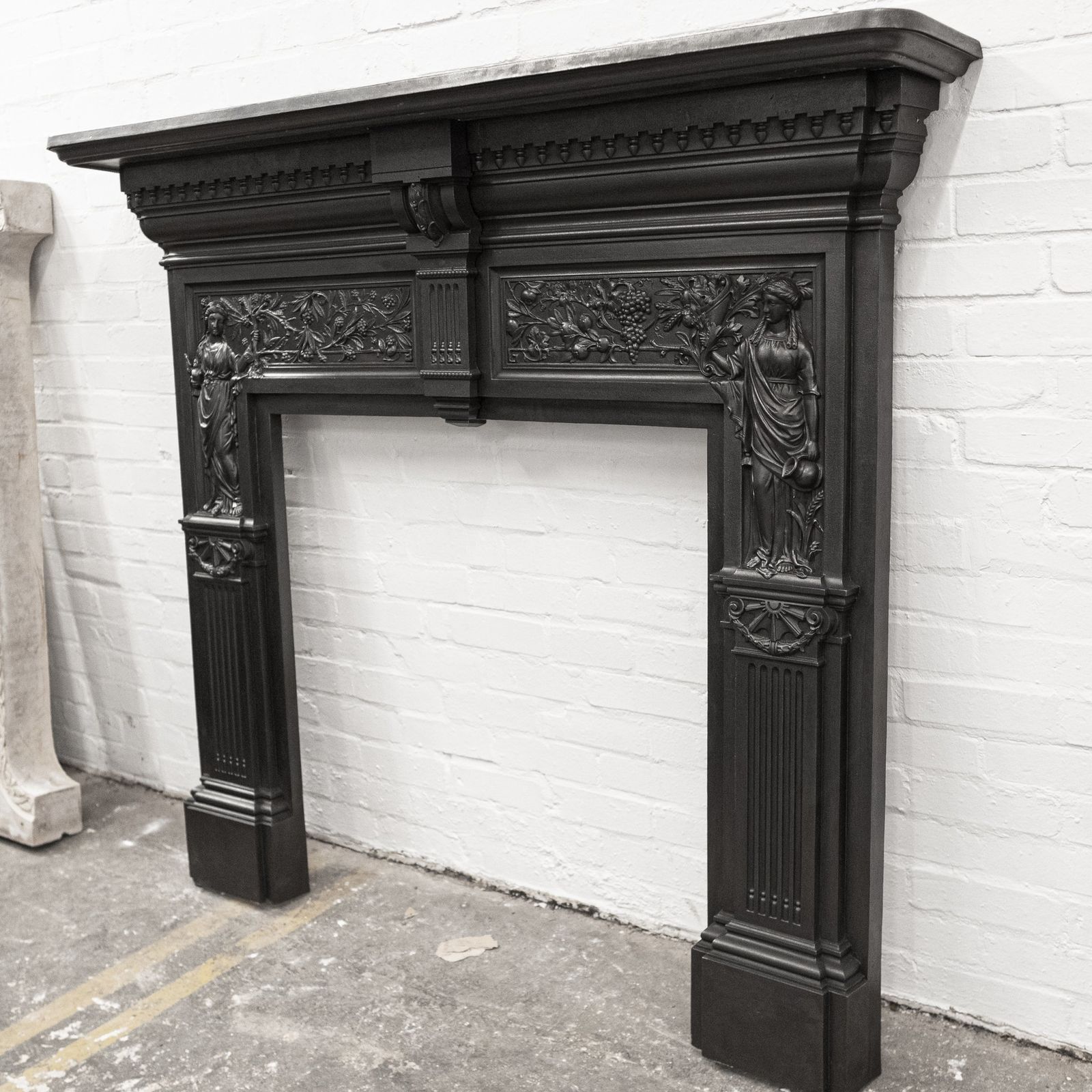 photo vinterior Antique Victorian Cast Iron Fireplace Surround