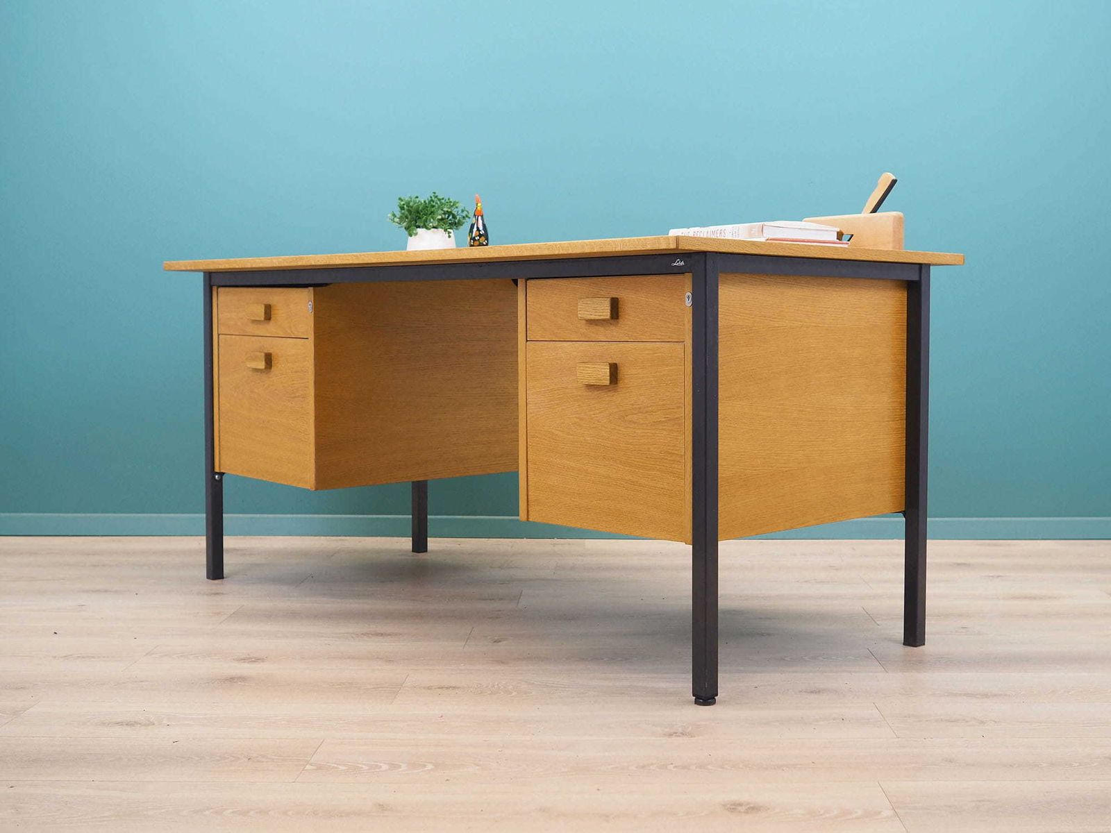 Essenhouten Bureau, Deens Design, Jaren 1980, Productie: Labofa Møbler photo for sale