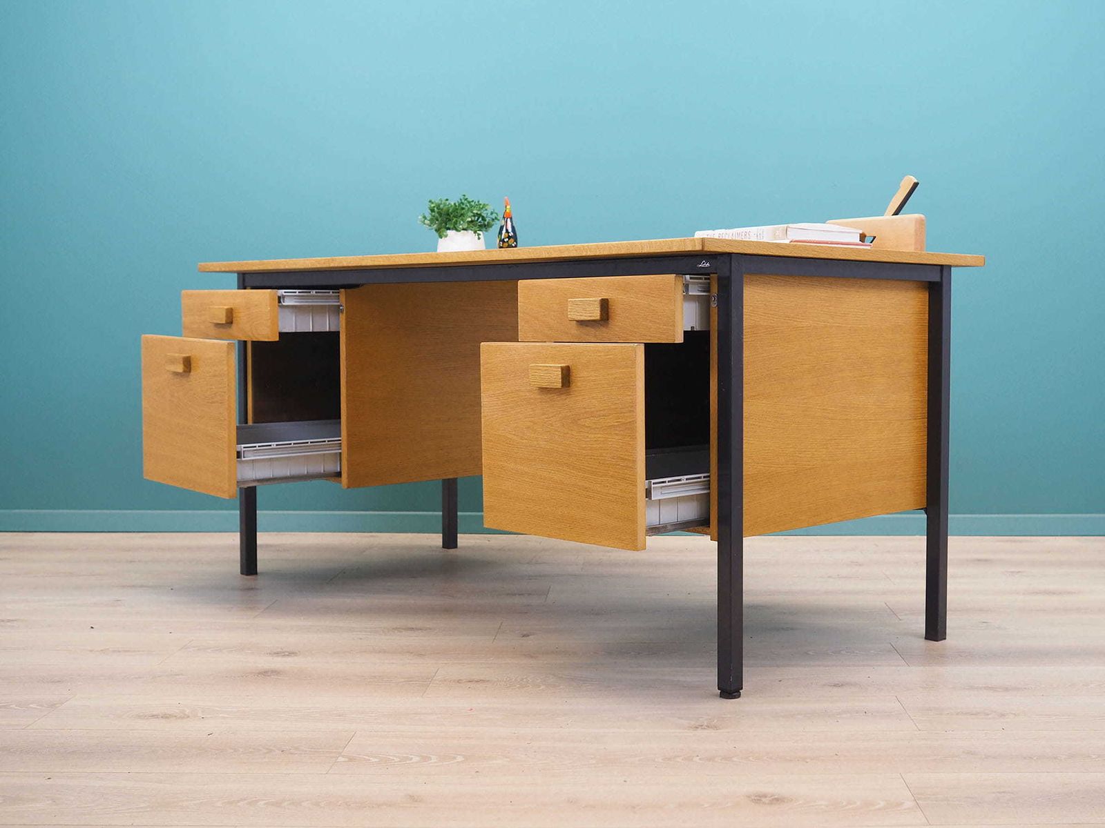 Essenhouten Bureau, Deens Design, Jaren 1980, Productie: Labofa Møbler photo Meubels