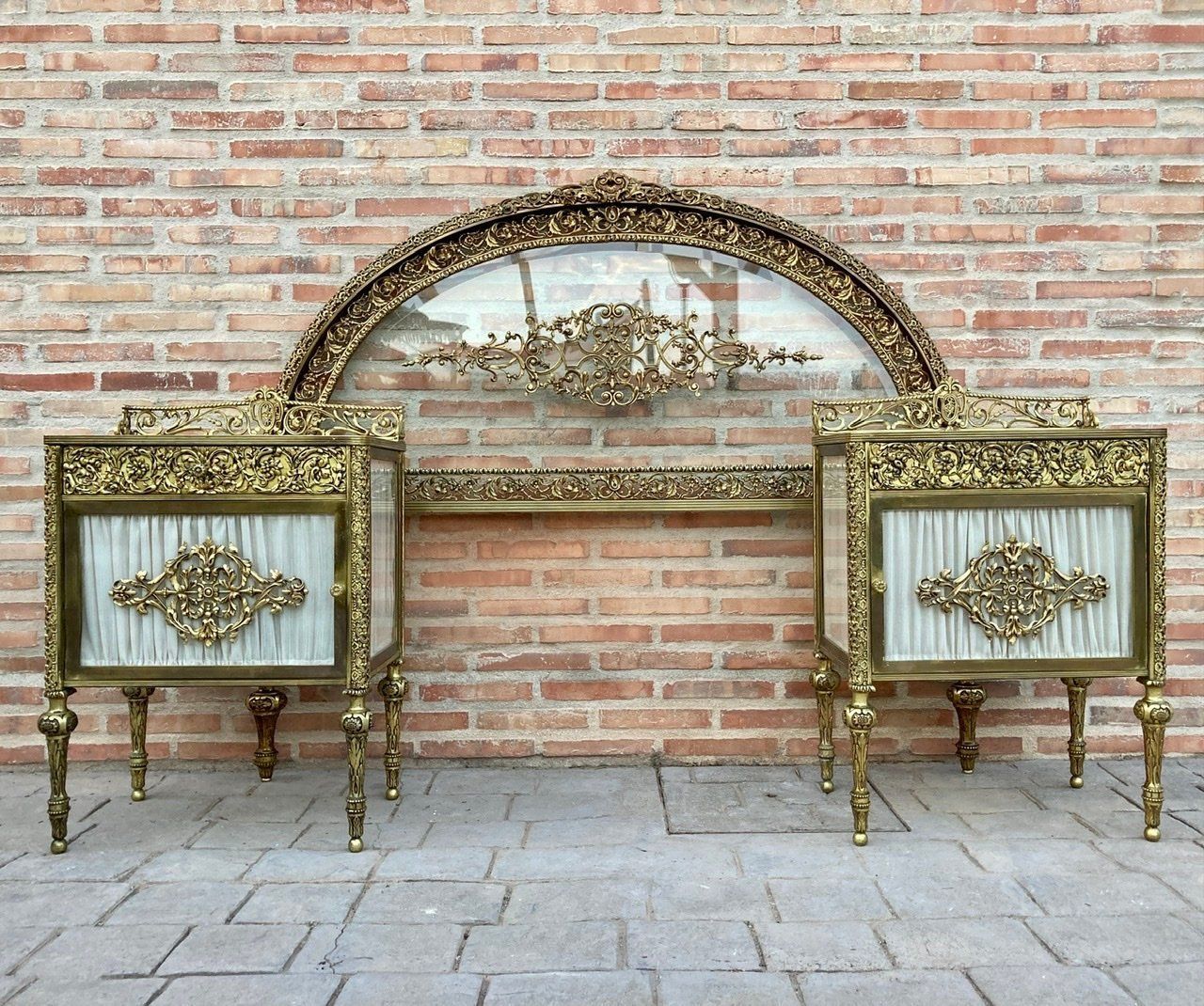Furniture 19th Century French Belle époque Bed And Vitrine Nightstands In Bronze, Glass & Iron, Set Of 3 photo