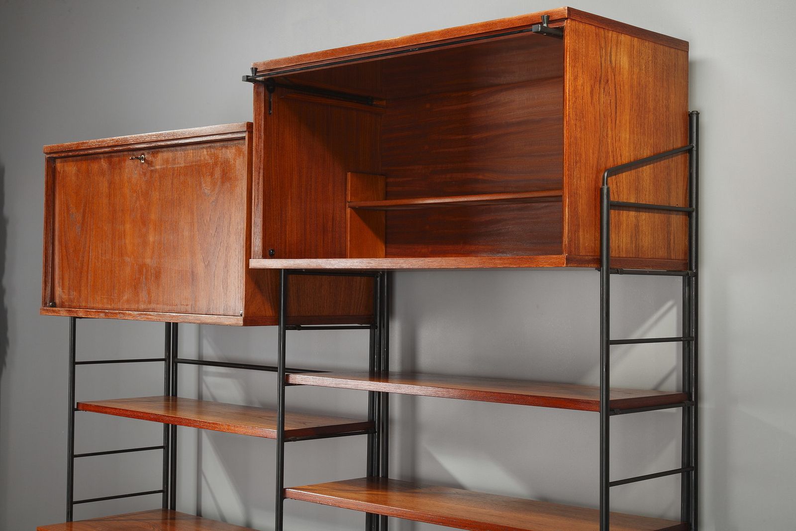photo furniture Scandinavische houten boekenkast uit de jaren 1960