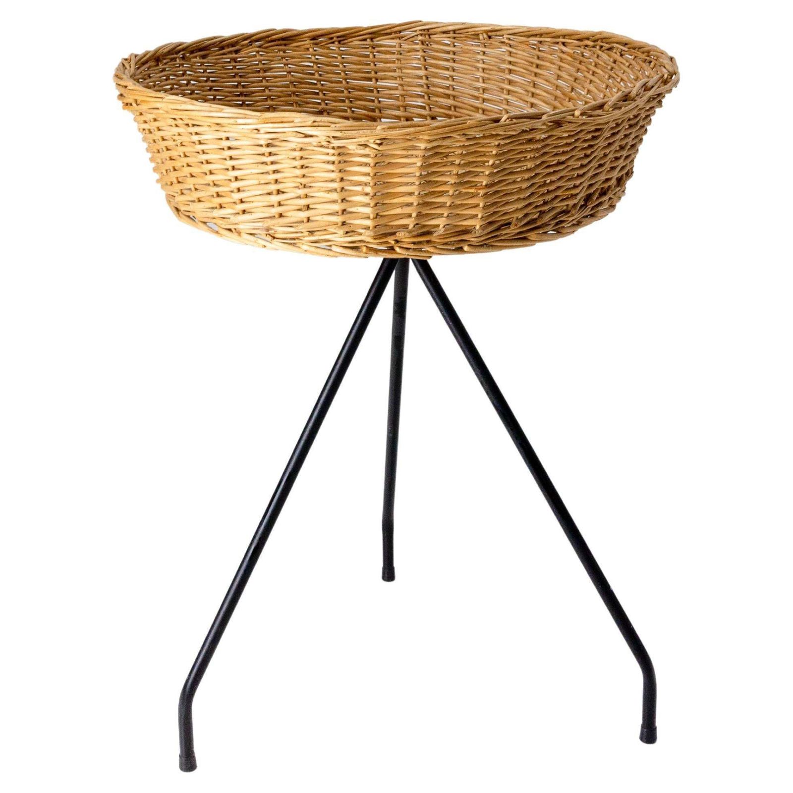 Corbeille française en rotin, pieds en fer, mid-century