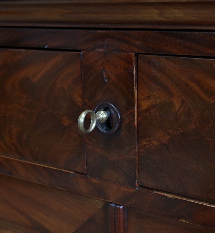 photo vinterior Mahogany Sideboard, Restoration Period, Early 19th Century