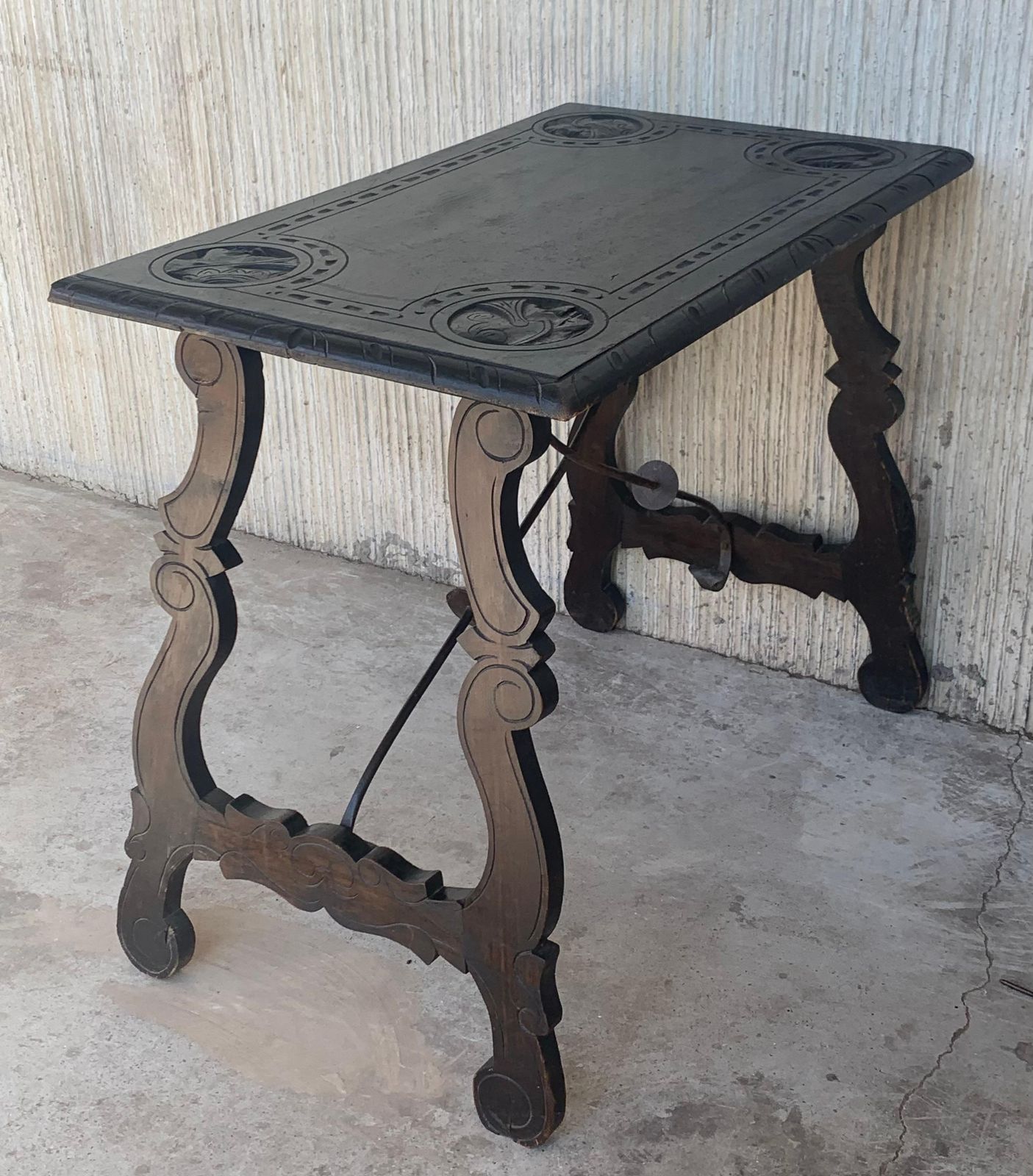 Table d'appoint baroque espagnole, plateau et pieds sculptés, traverses en fer, XIXe siècle photo 2026.0