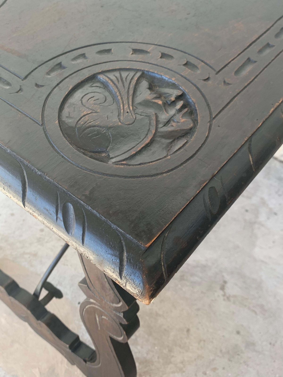 photo for sale Table d'appoint baroque espagnole, plateau et pieds sculptés, traverses en fer, XIXe siècle