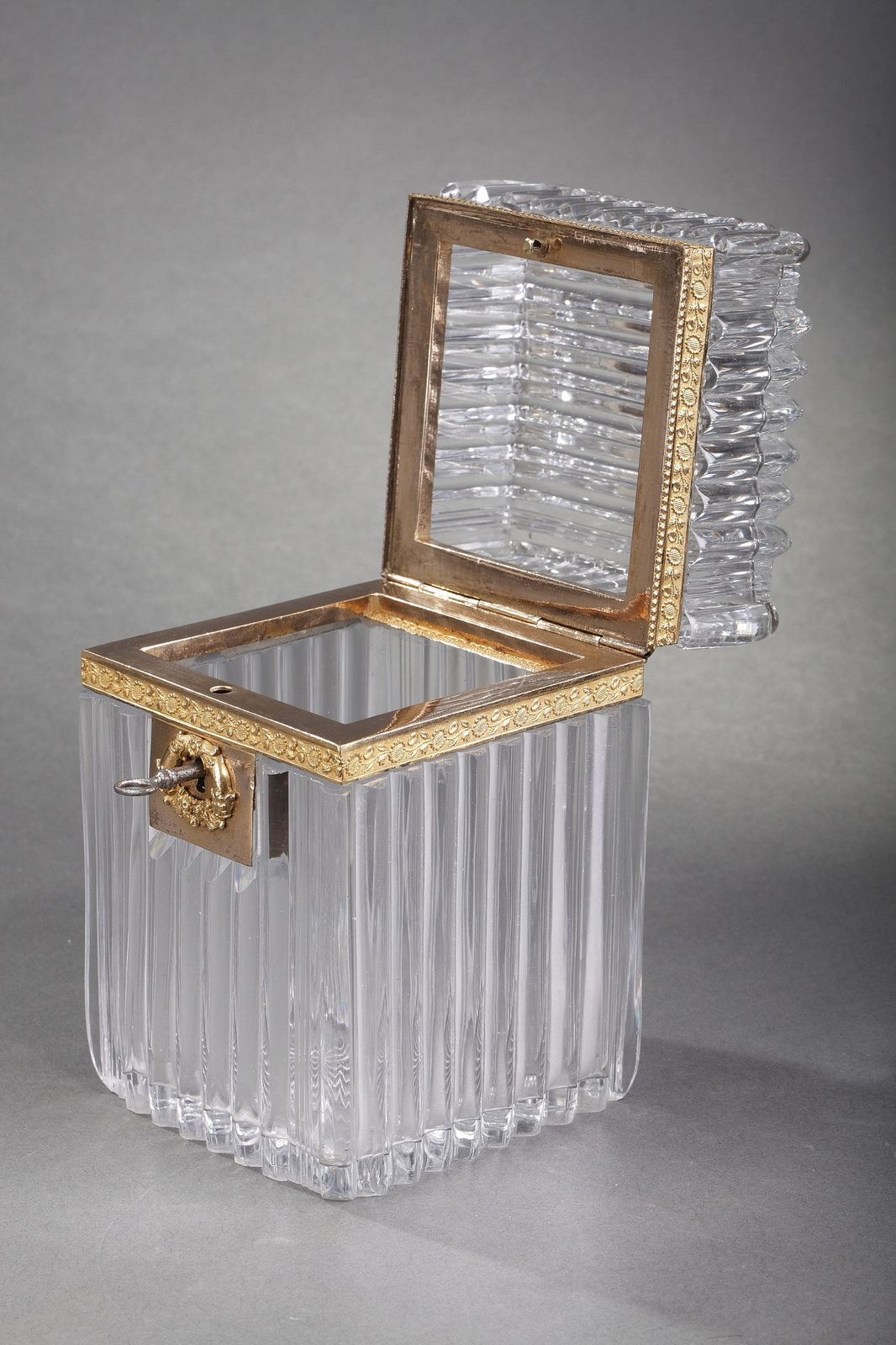 Coffret en cristal taillé Charles X à montures en ormolu photo vinterior