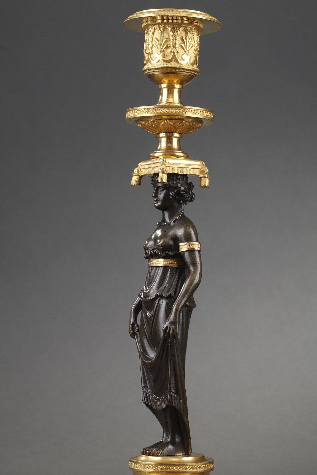 photo furniture Paire de bougeoirs Charles X en bronze patiné et doré