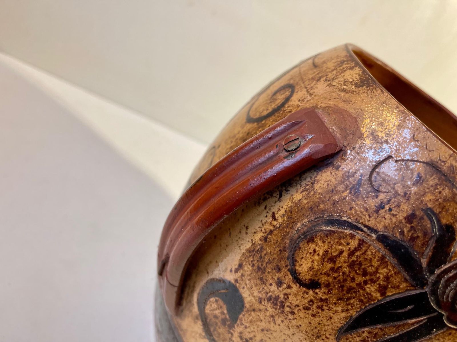 photo furniture Antique Italian Terracotta Urn With Roosters In Majolica, 18th/19th Century