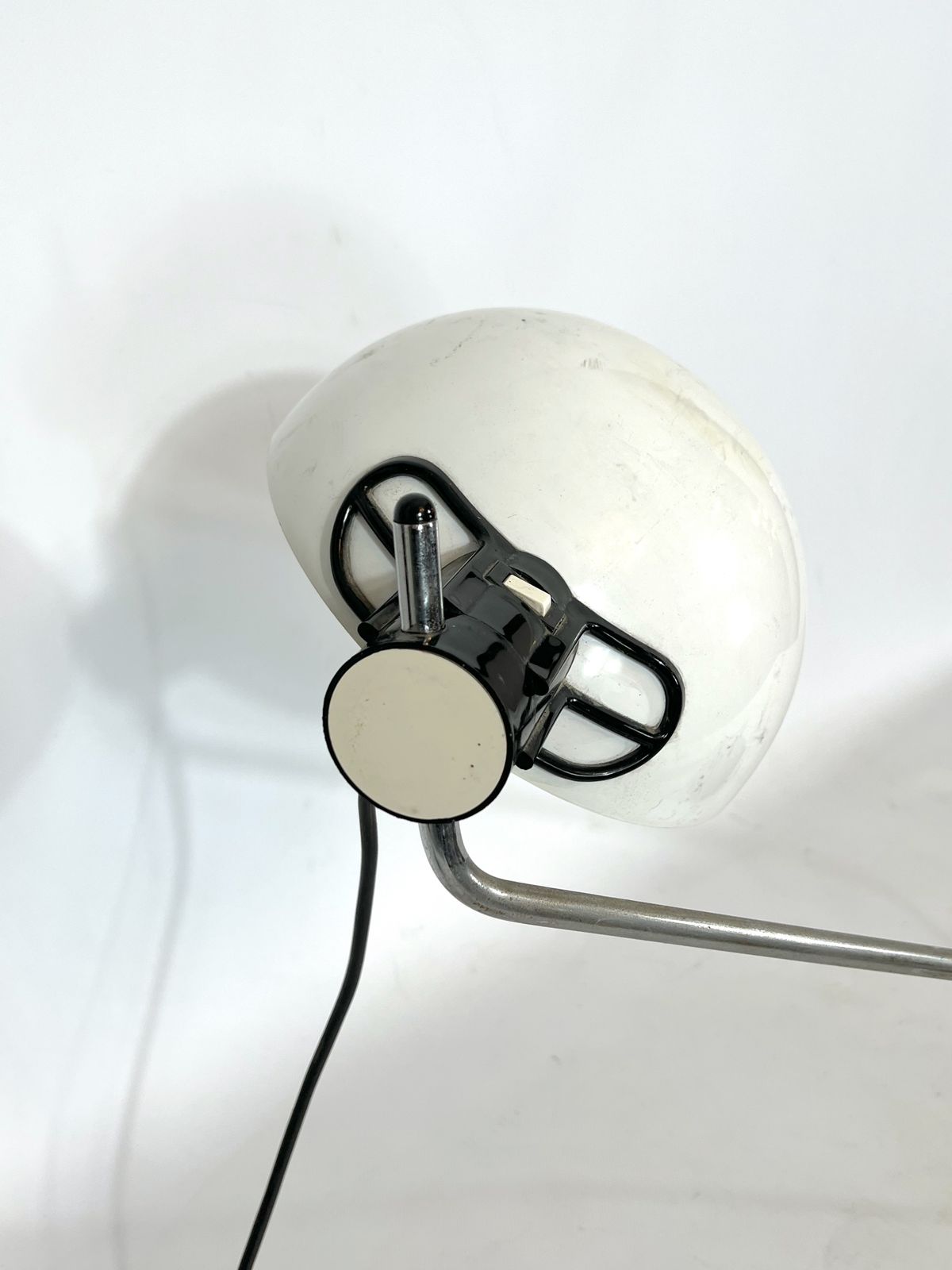 photo furniture Harvey Guzzini, Chrome And Plastic Articulated Table Lamp