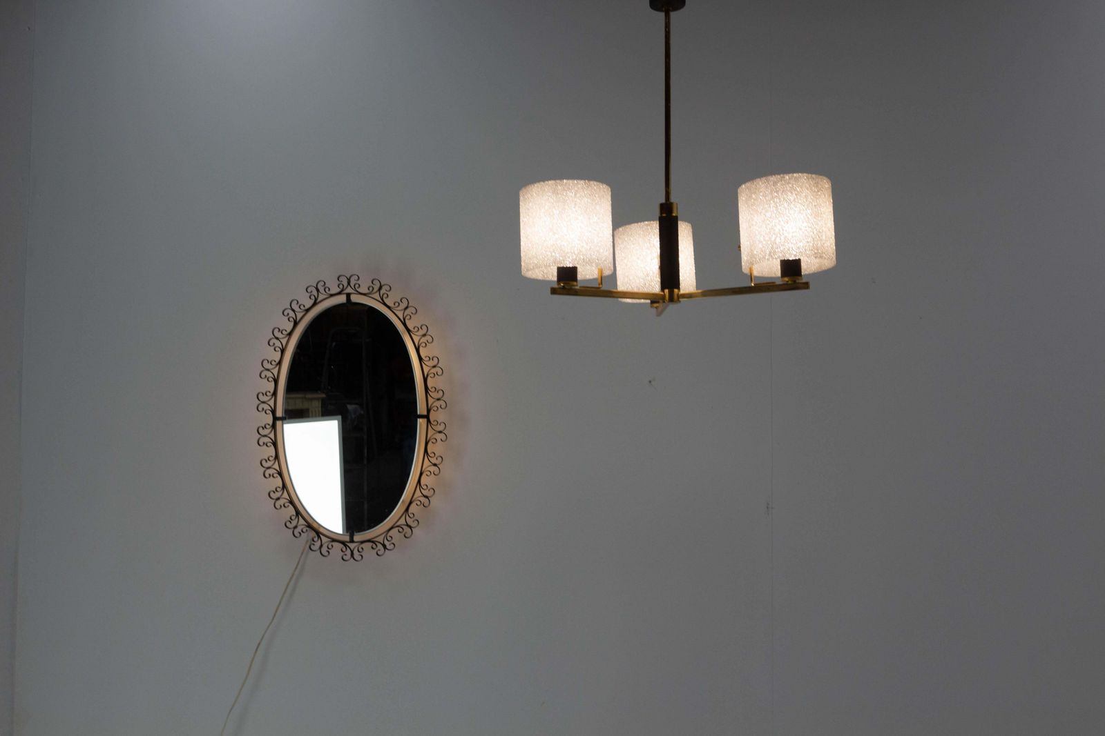 photo furniture Miroir lumineux en métal, cadre en métal, France, vers 1960