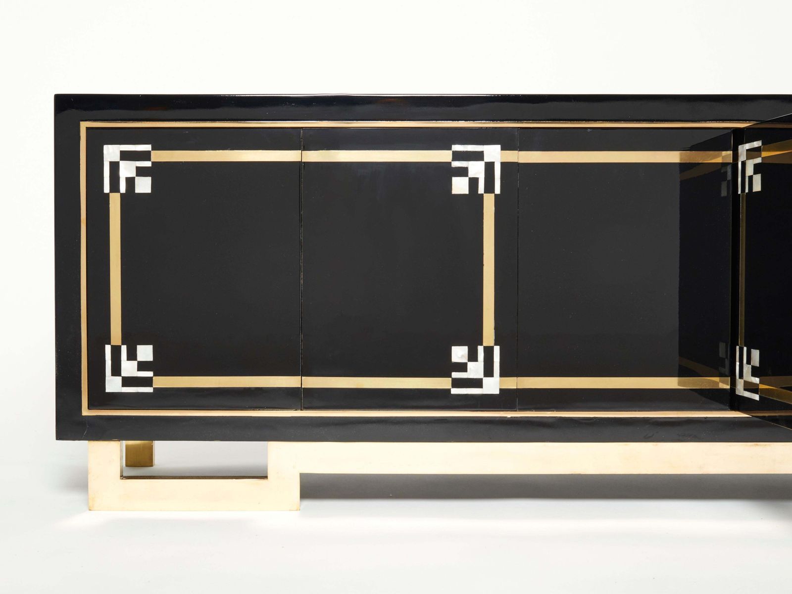 Enfilade Maison Jansen en laiton et laque noire avec incrustations de nacre, années 1970 photo furniture
