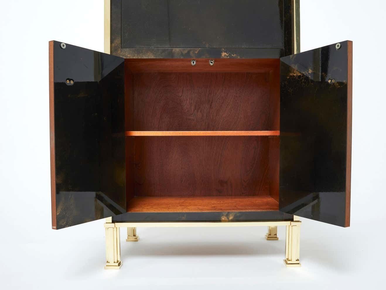 Secrétaire cabinet Maison Jansen en laque dorée et laiton, années 1970 photo vinterior