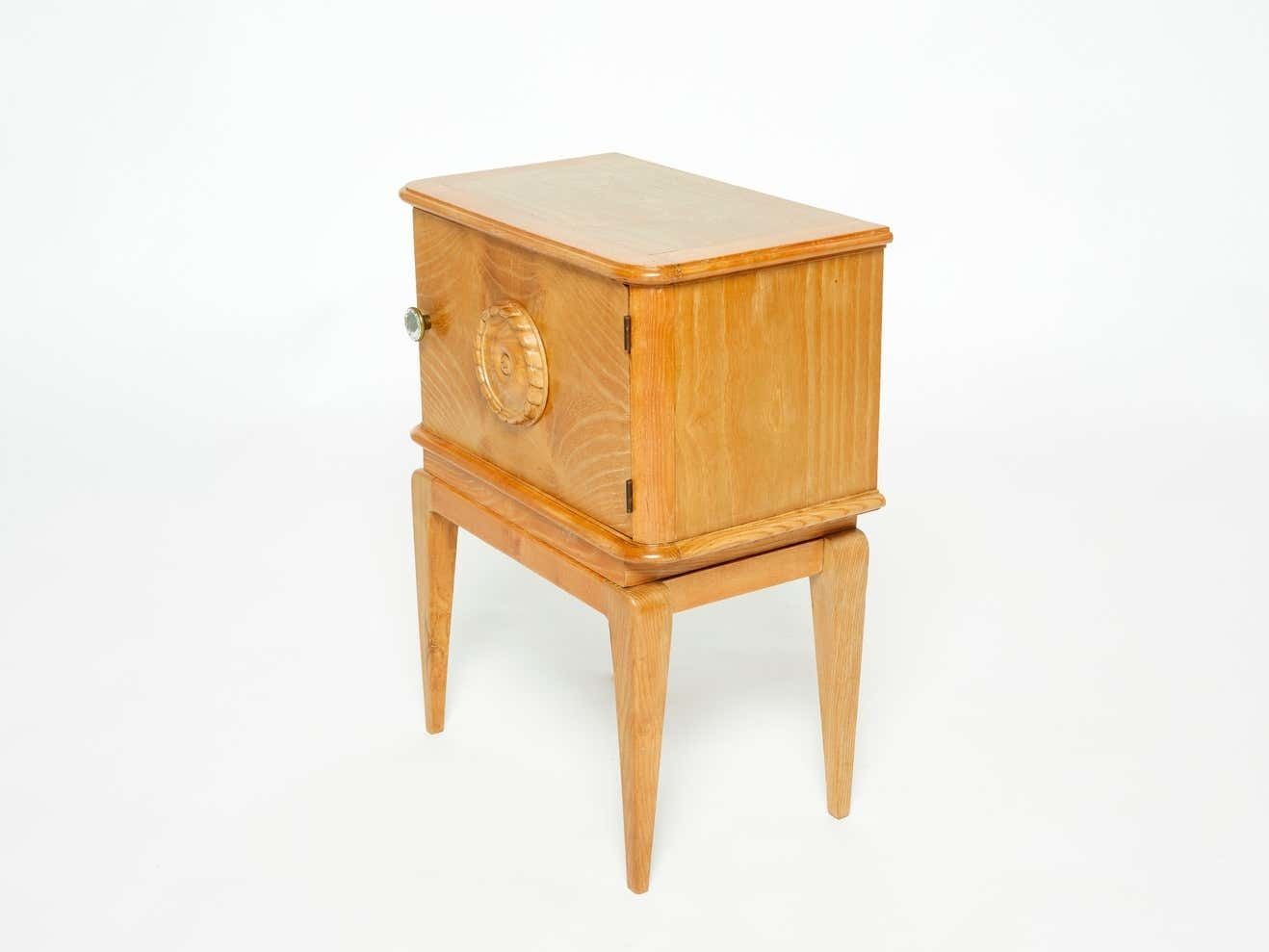 Table de chevet Art déco française en bois de frêne sculpté, années 1940 photo Mobilier