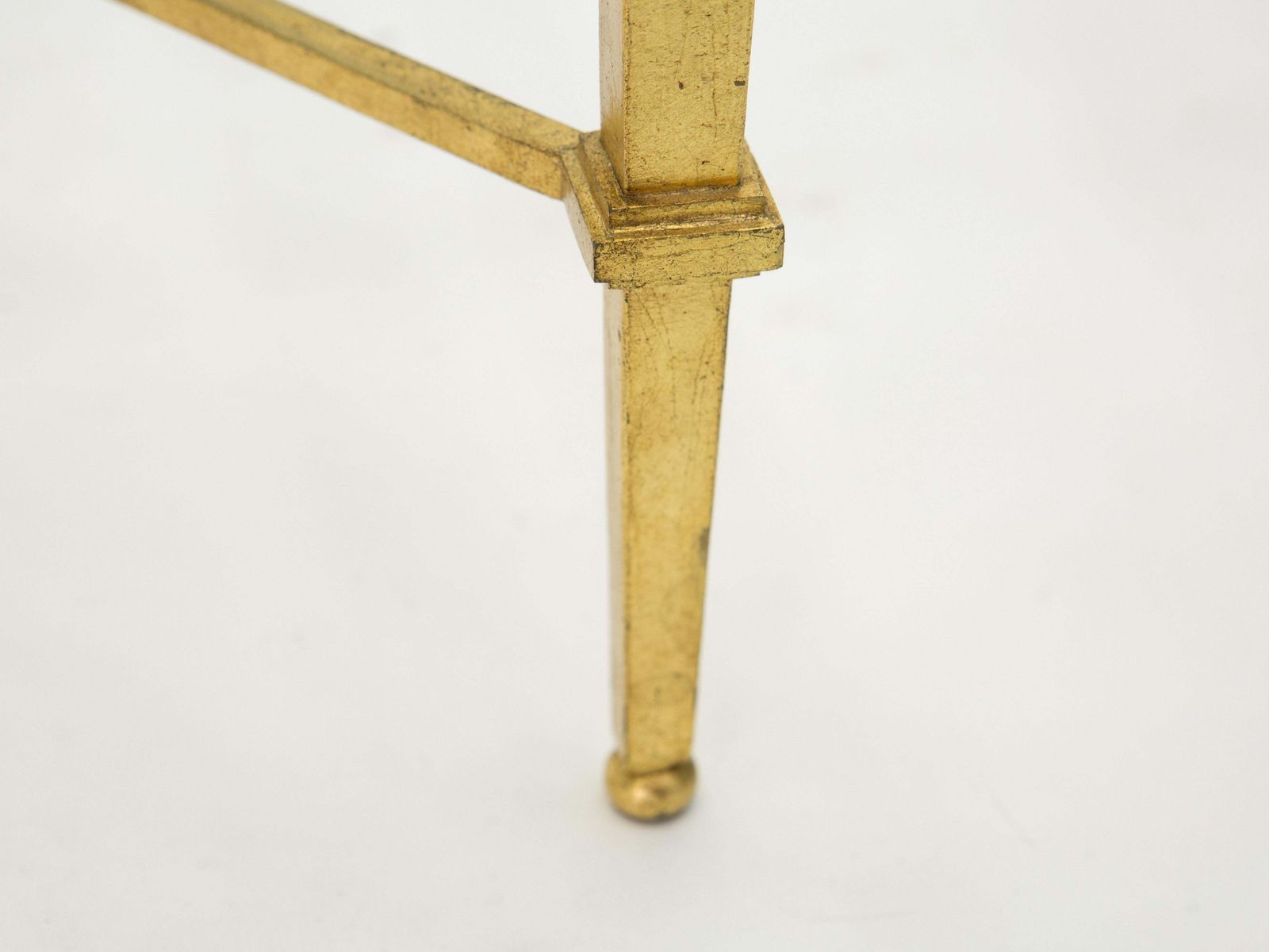 Mobilier Table d'appoint à deux plateaux en verre et fer forgé doré Roger Thibier, années 1960 photo