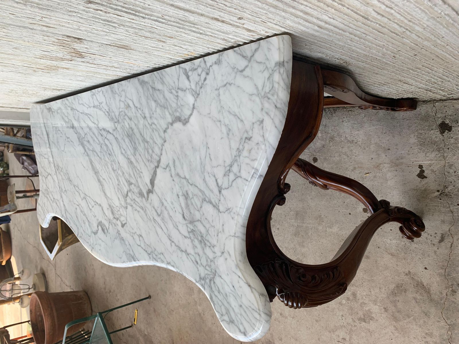 4065.0 Console Régence française en noyer sculpté, plateau en marbre blanc, 2 disponibles photo