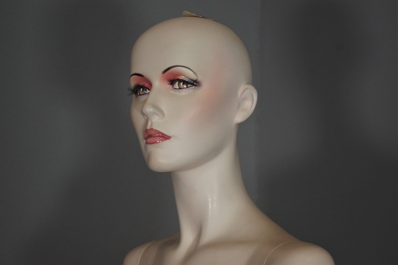 Woman Mannequin In Polypropylene 70s photo furniture