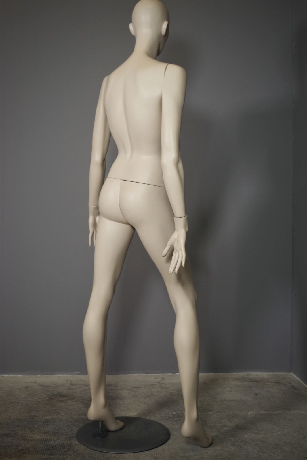 Woman Mannequin In Polypropylene 70s photo vinterior