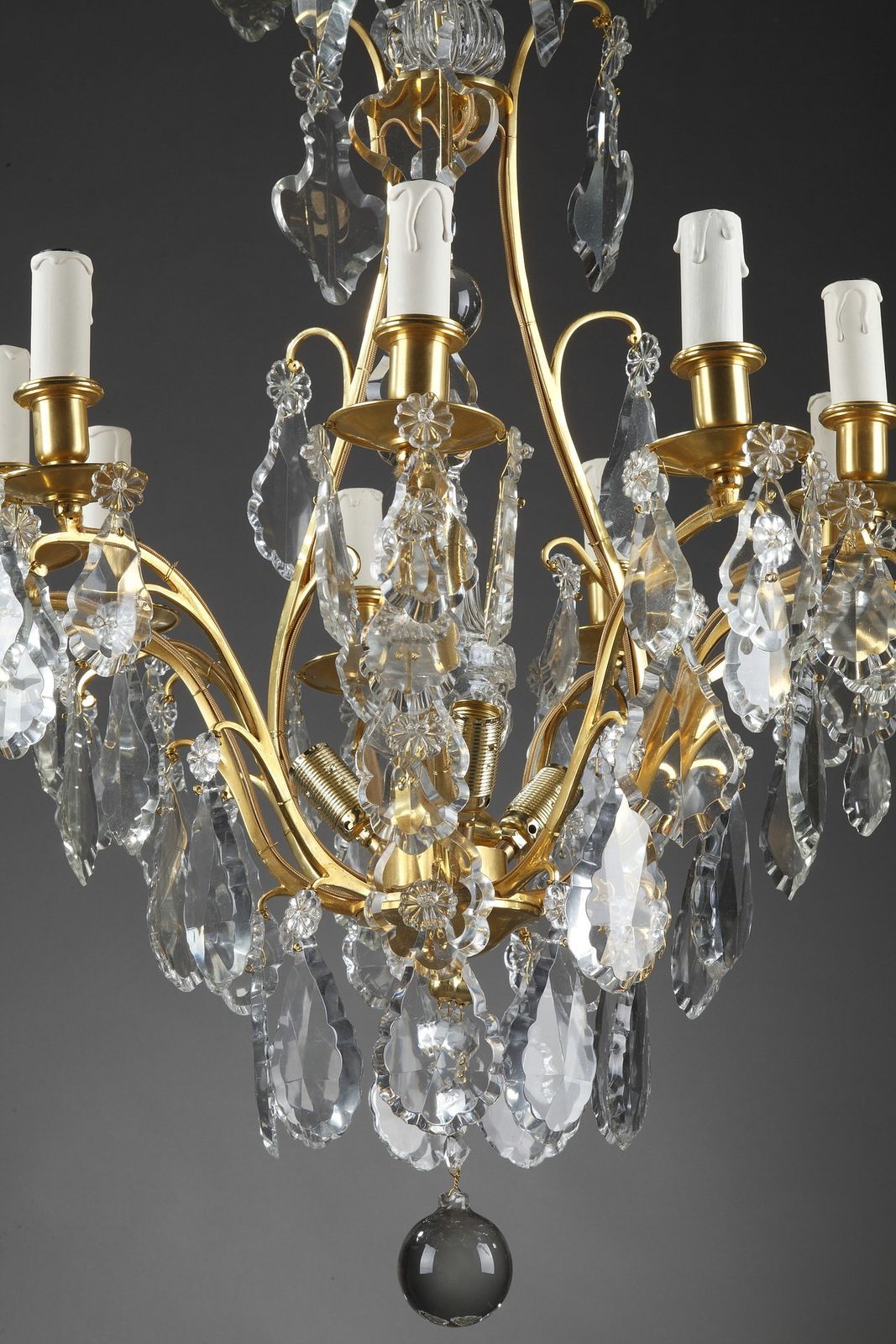 photo furniture Lustre à huit bras de lumière en bronze doré et pendeloques