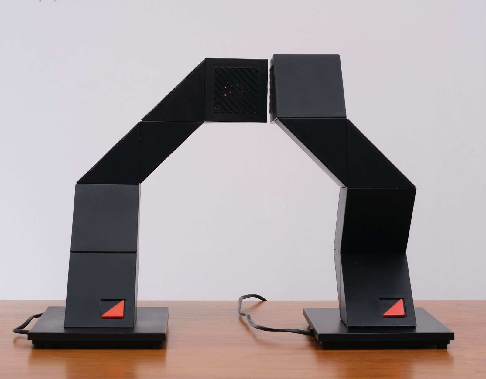 photo vinterior Zig Zag Table Lamps Designer Shui L. D. Chan In 1984, Hong Kong