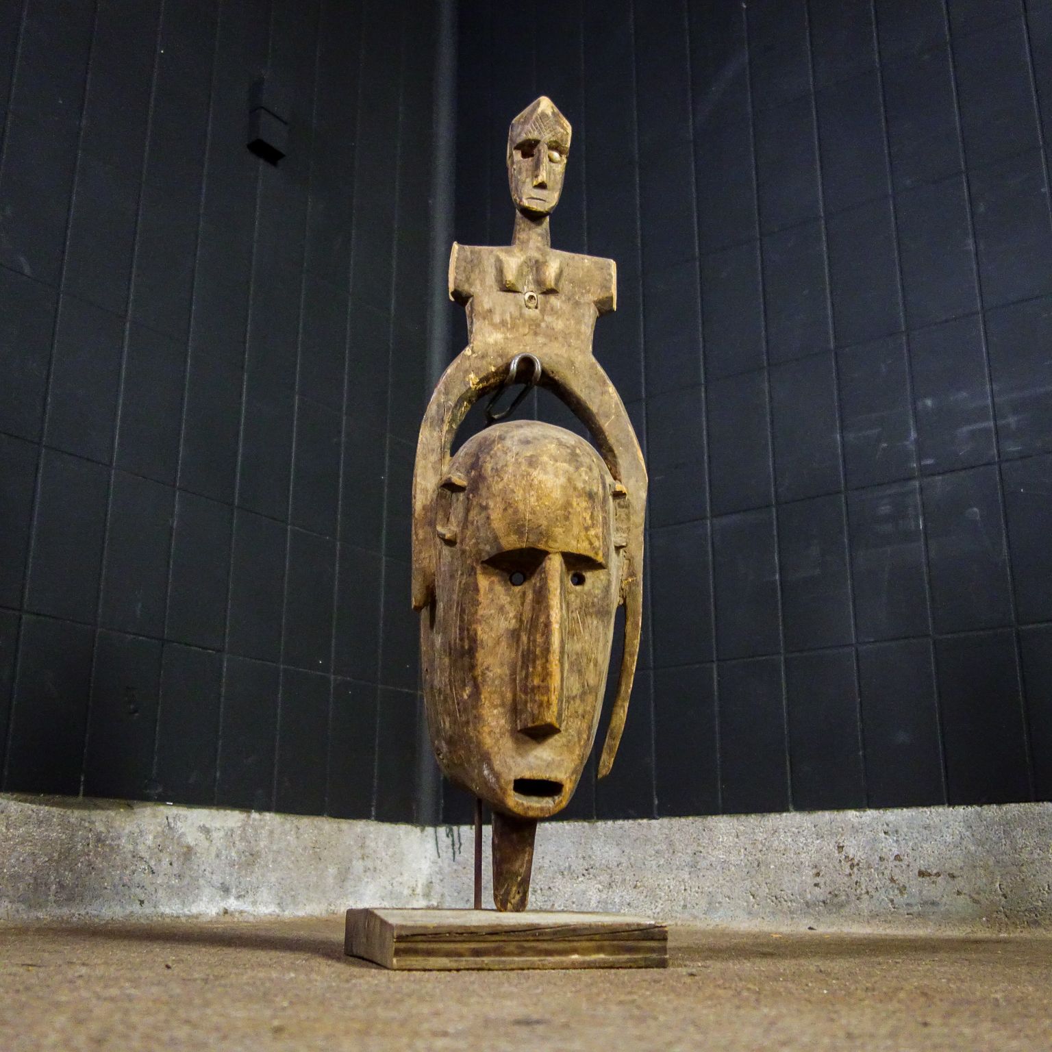 Etnisch Masker Van Hout En Schelpen Op Standaard – Ghana