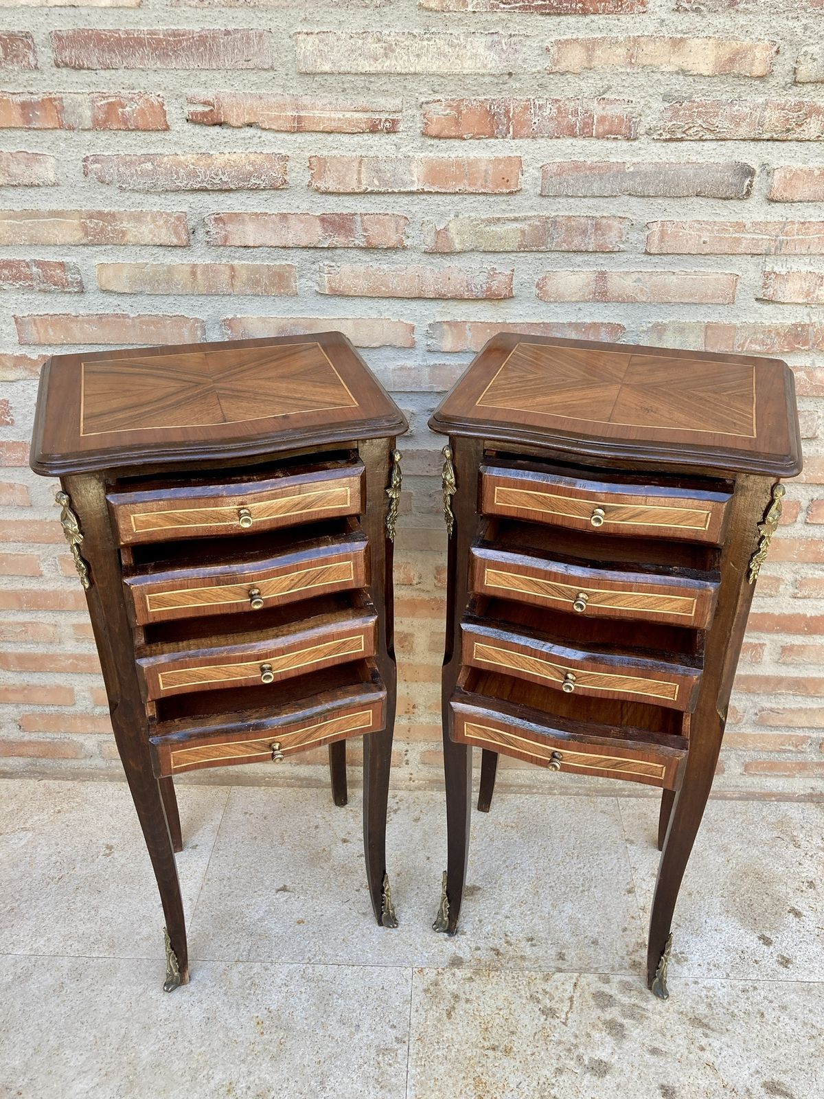 photo vinterior Pair Of French Louis XV Style Tulipwood Veneer Bedside Tables Or Nightstands