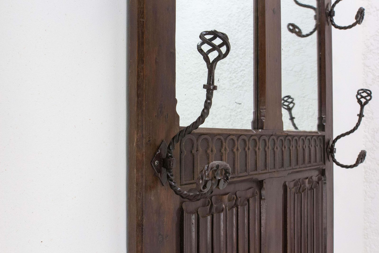 Portemanteau en chêne de style gothique avec miroirs, milieu du XIXe siècle photo Mobilier