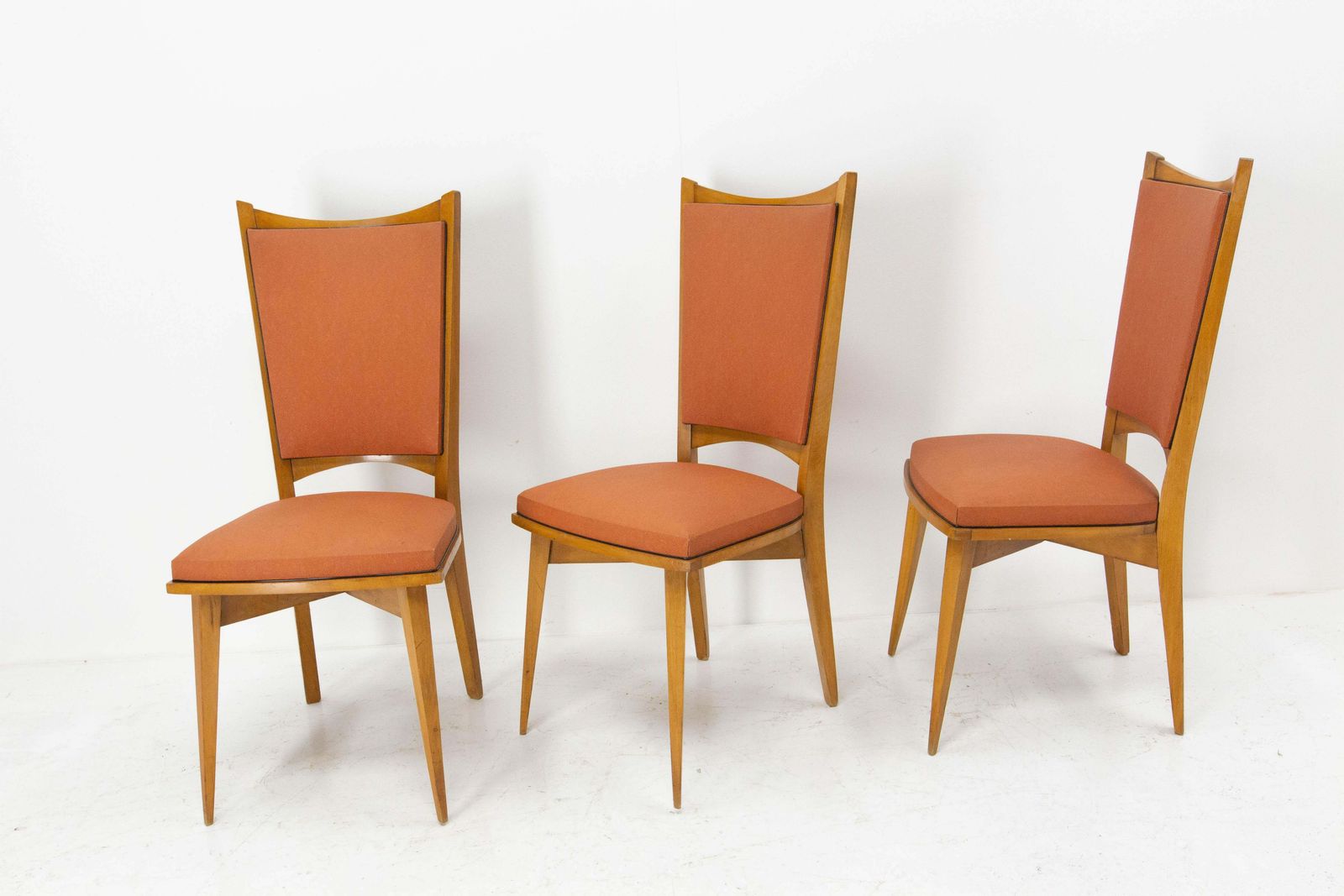 Six chaises de salle à manger mid-century françaises en hêtre et moleskine rouge, vers 1950 photo vinterior