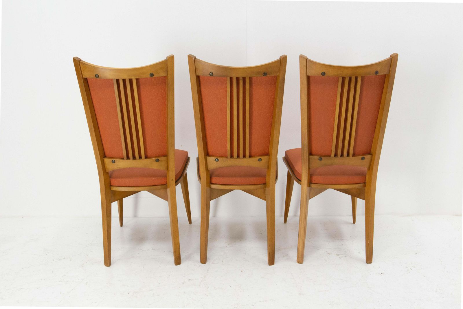 Mobilier Six chaises de salle à manger mid-century françaises en hêtre et moleskine rouge, vers 1950 photo