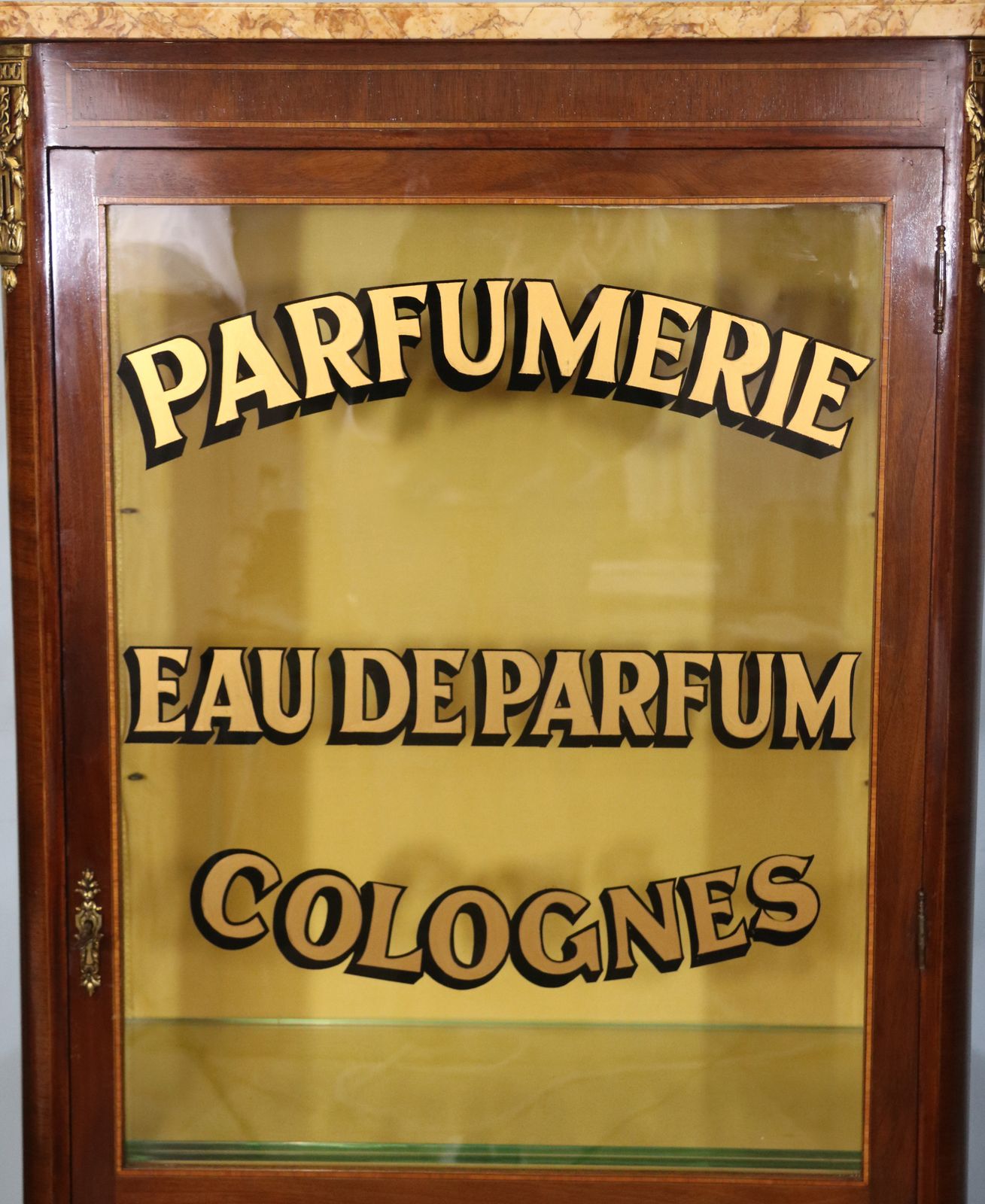 photo vinterior A Lovely French 20th Century Display Cabinet Or Vitrine In The Louis XV Style.