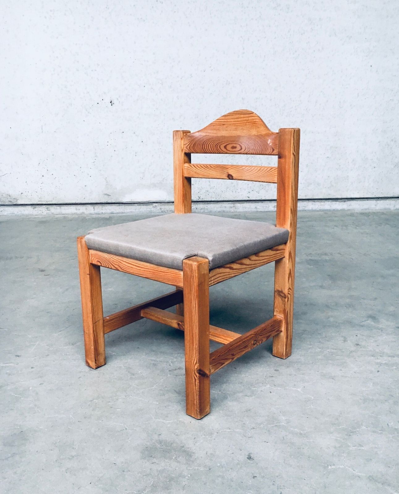 photo vintage Brutalistisch Design Eetkamerstoelen Van Grenenhout – Vierkant Model, Jaren 1970