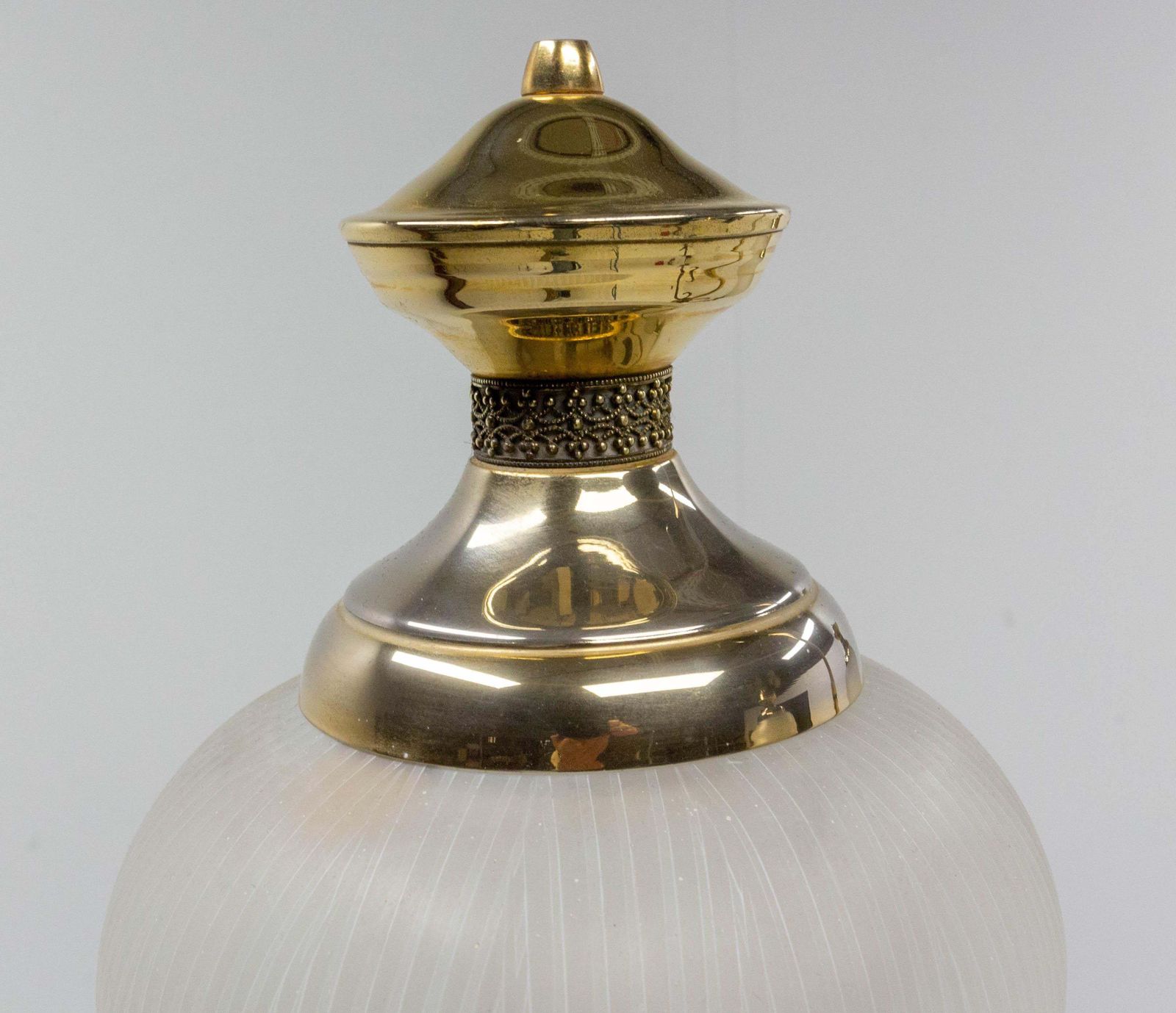 photo furniture Lustre plafonnier français trois lumières en verre et laiton, vers 1960