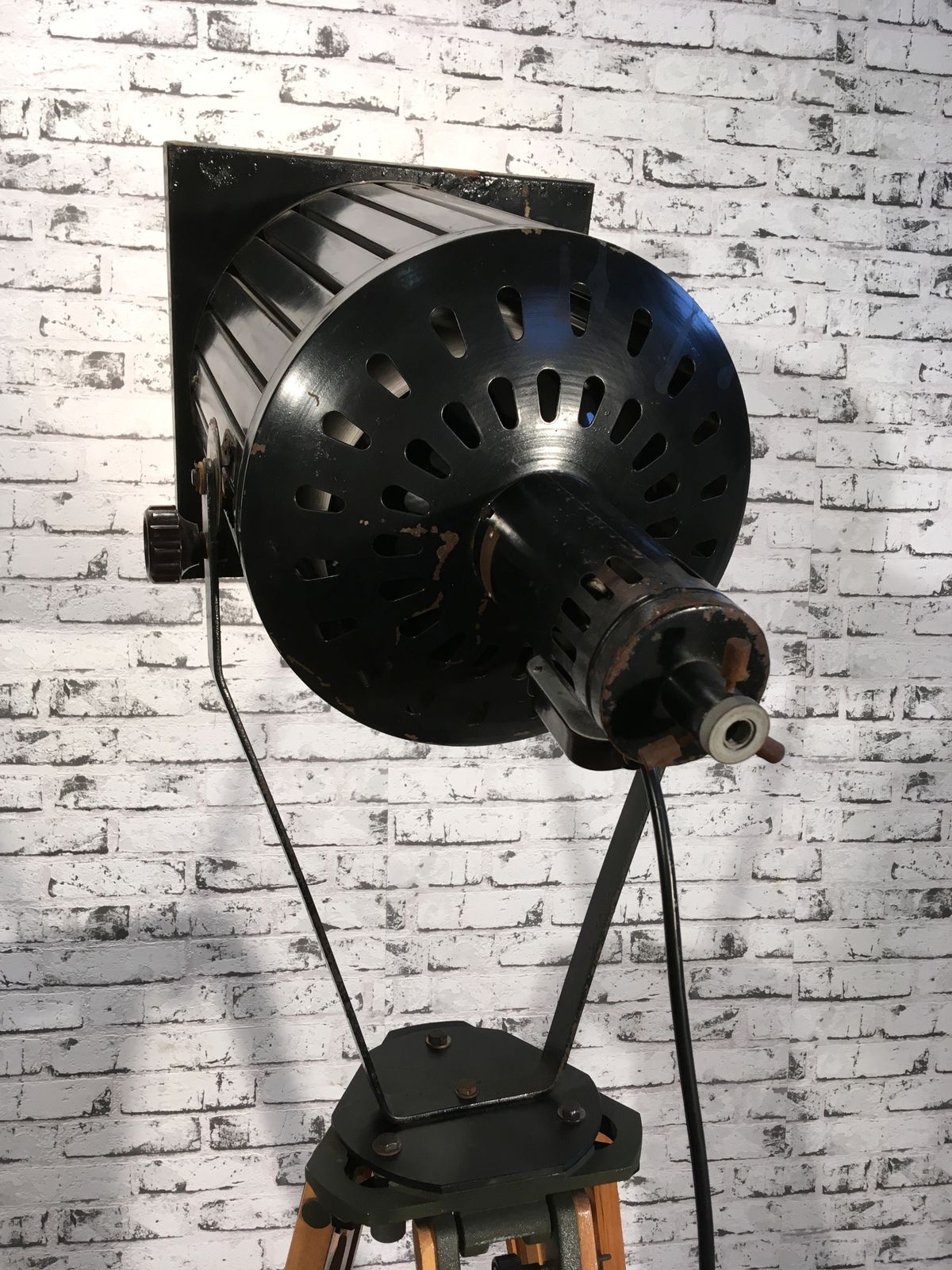 photo vintage Black Vintage Industrial Spotlight On Wooden Tripod 