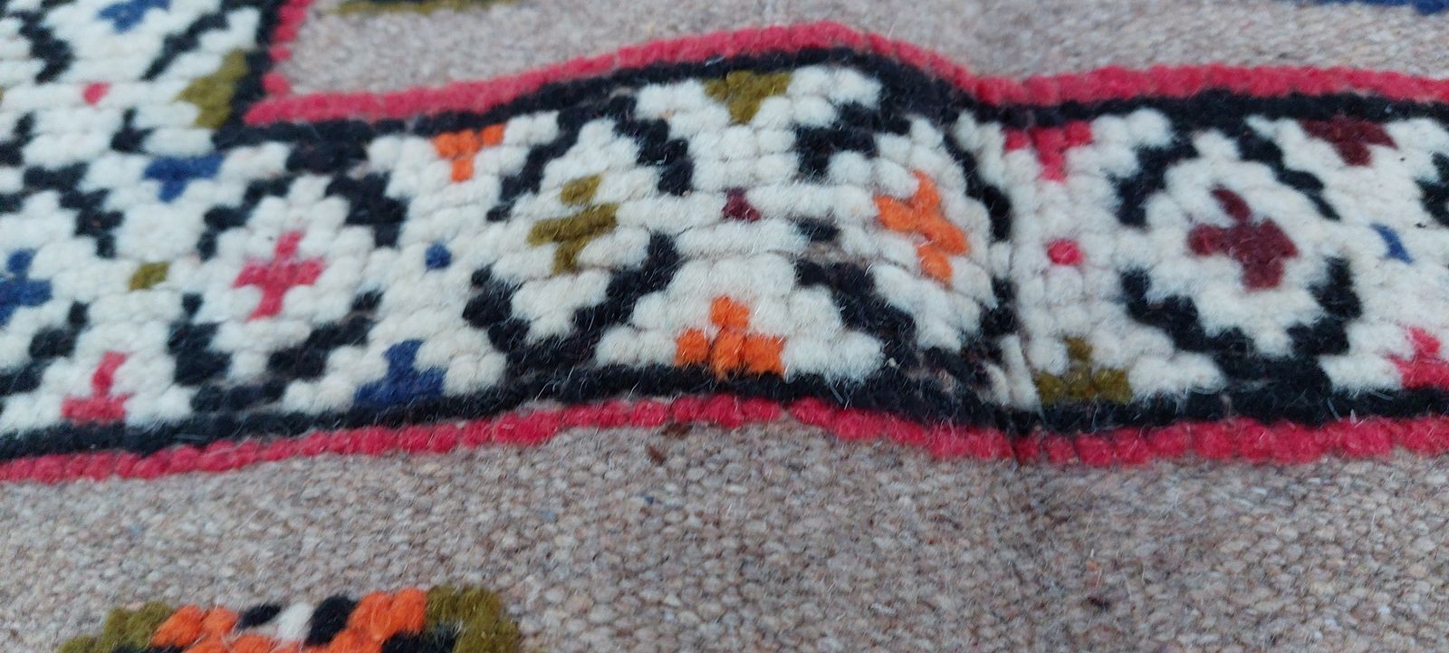 photo vintage Handmade Traditional Moroccan Rug. Berber Carpet Natural Wool And Camel Hair / 8.3x5.4 Ft