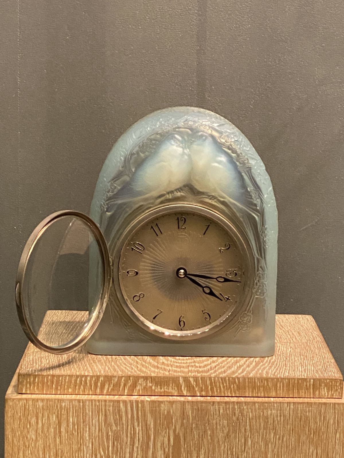A Lalique 2 Colombes Opalescent R.Lalique Clock photo 6000.0
