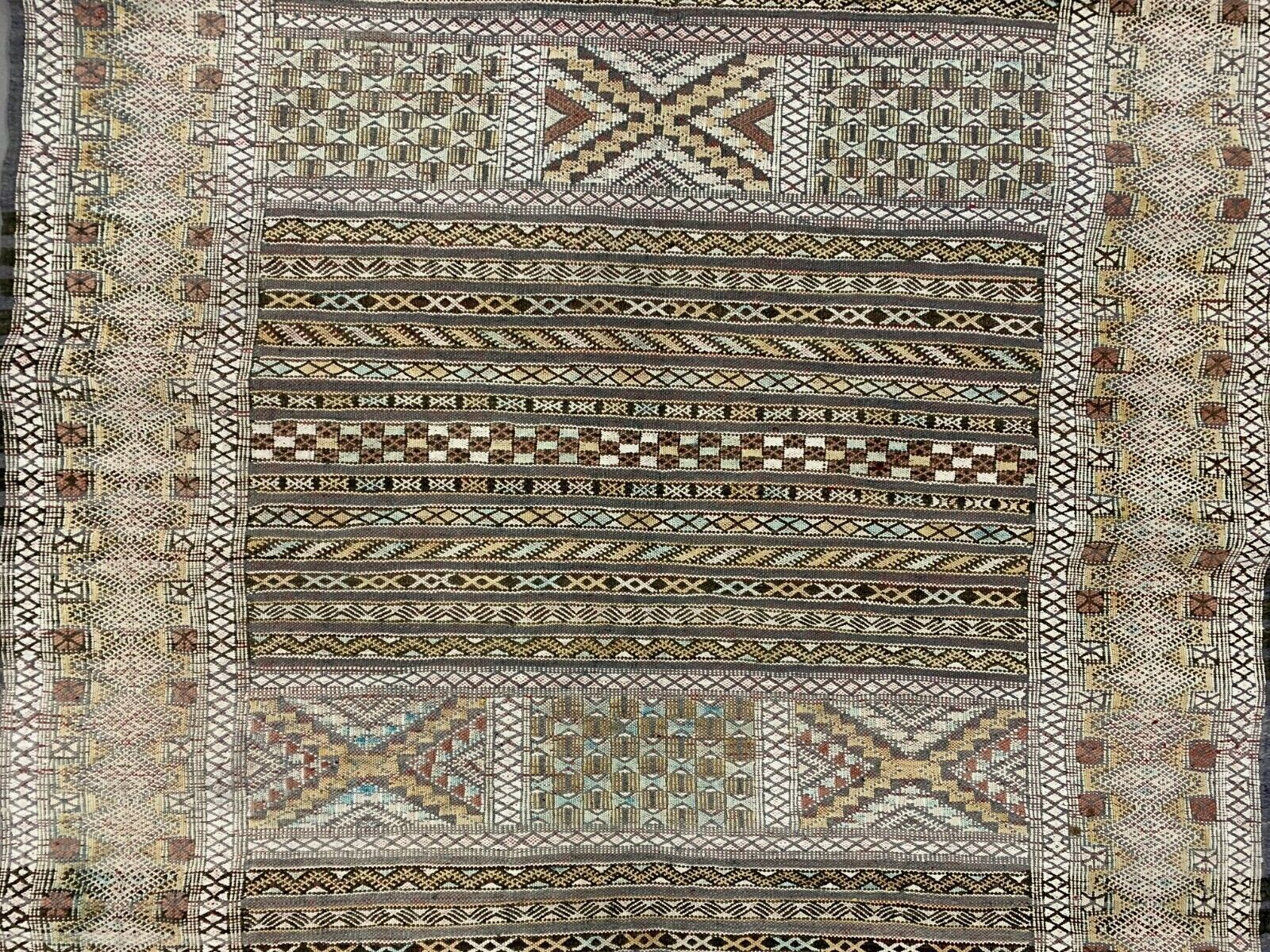 photo furniture Vintage Moroccan Vegan Silk/Wool Berber Kilim 175x120 Cm Kelim Rug
