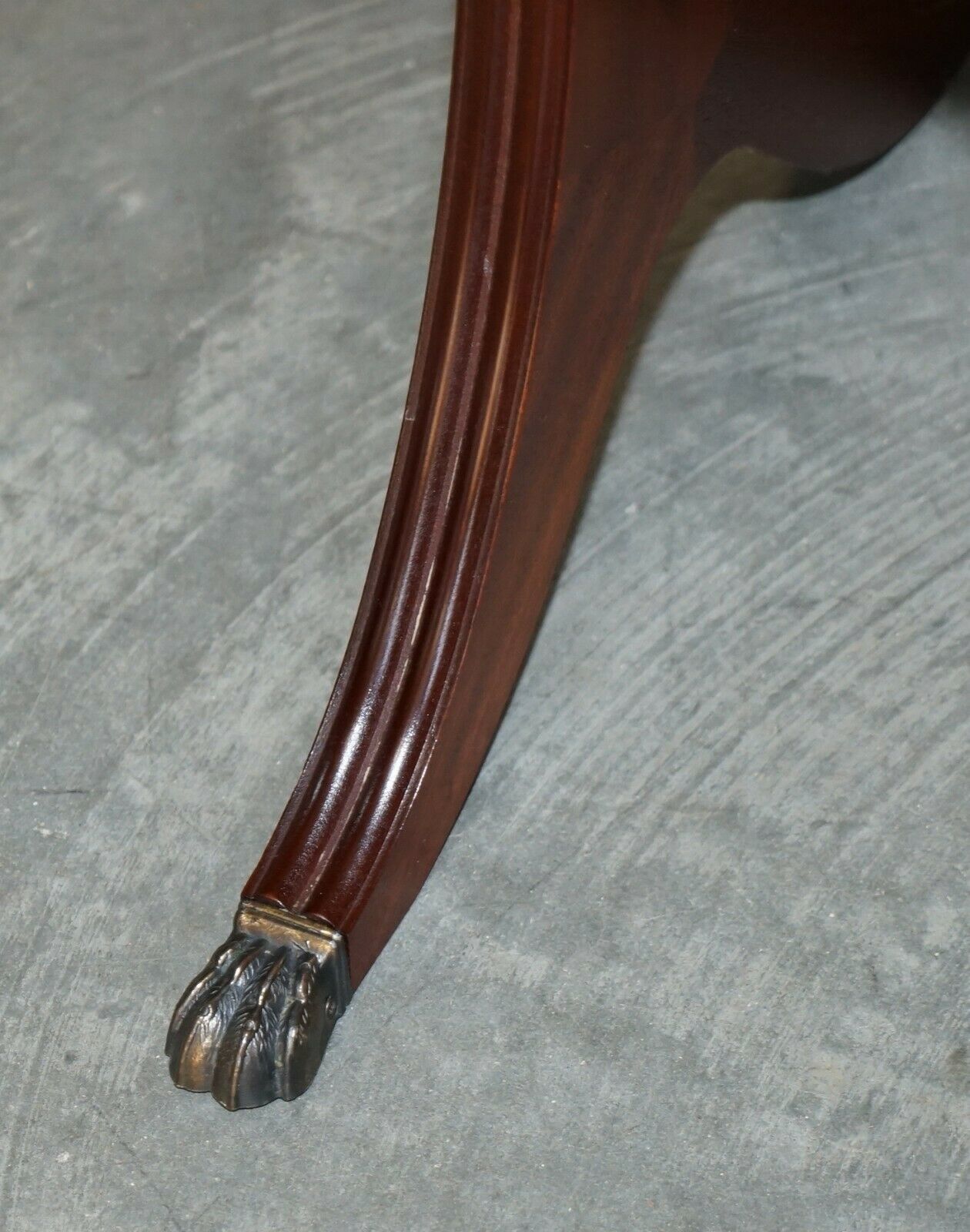 photo furniture Vintage Nest Of Lions Hairy Paw Feet Flamed Mahogany Side End Lamp Wine Tables