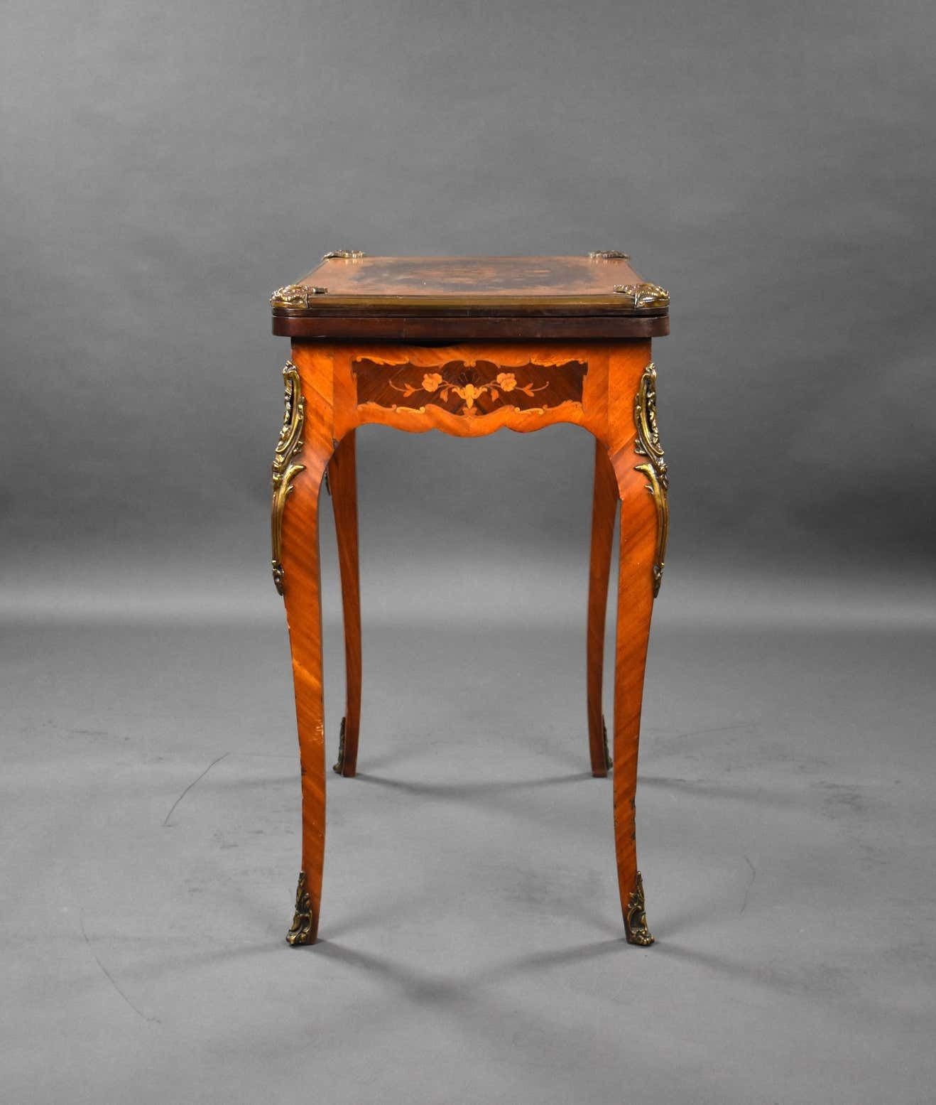 photo vintage 19th Century English Victorian Walnut & Marquetry Card Table & Vanity