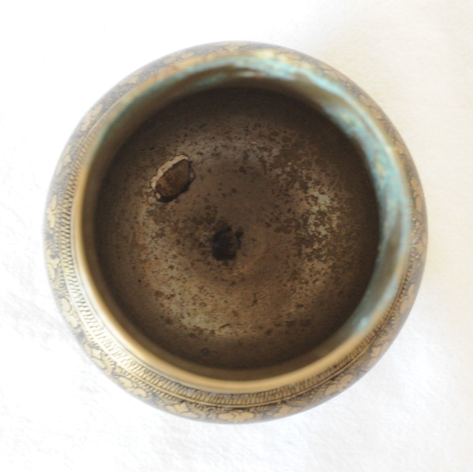 photo vinterior Antique Engraved Indian Brass Vase
