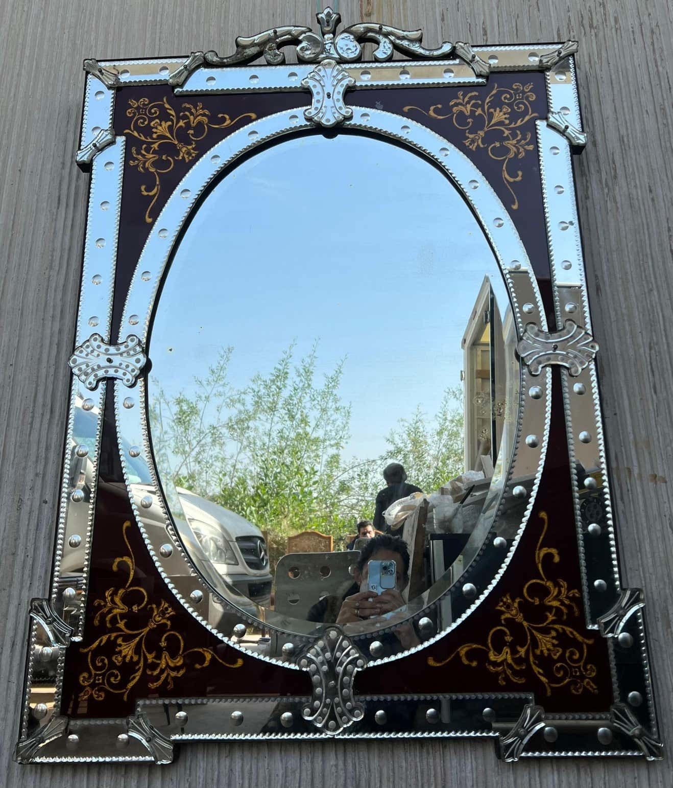Miroir vénitien à fronton, verre grenat orné de fleurs, 1880-1900 photo Décoration
