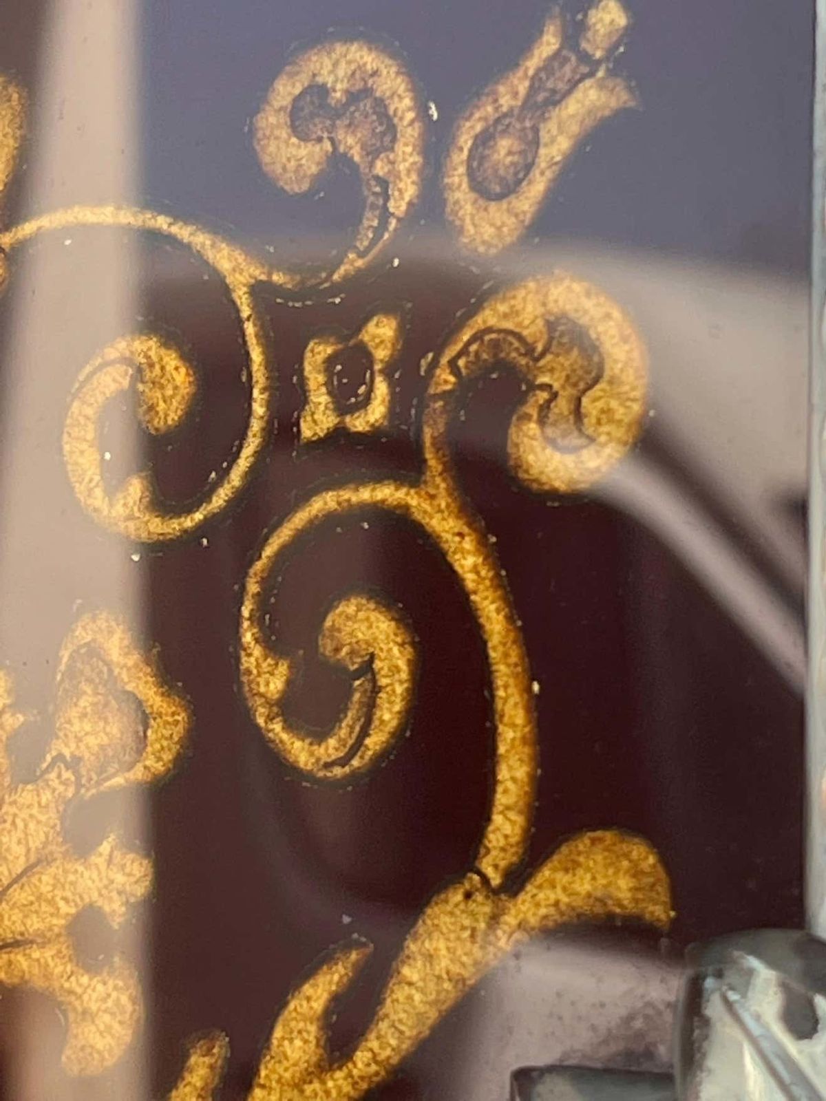 photo furniture Miroir vénitien à fronton, verre grenat orné de fleurs, 1880-1900