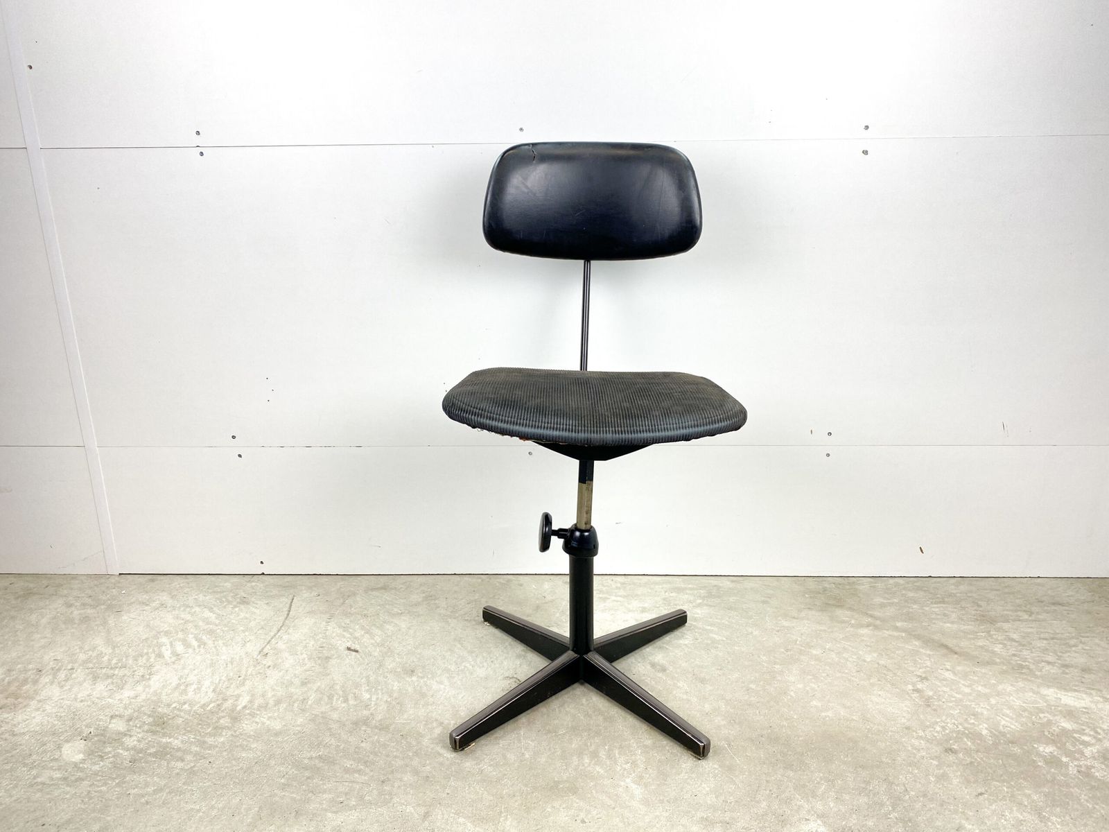 Black Ahrend De Cirkel Office Chair photo furniture