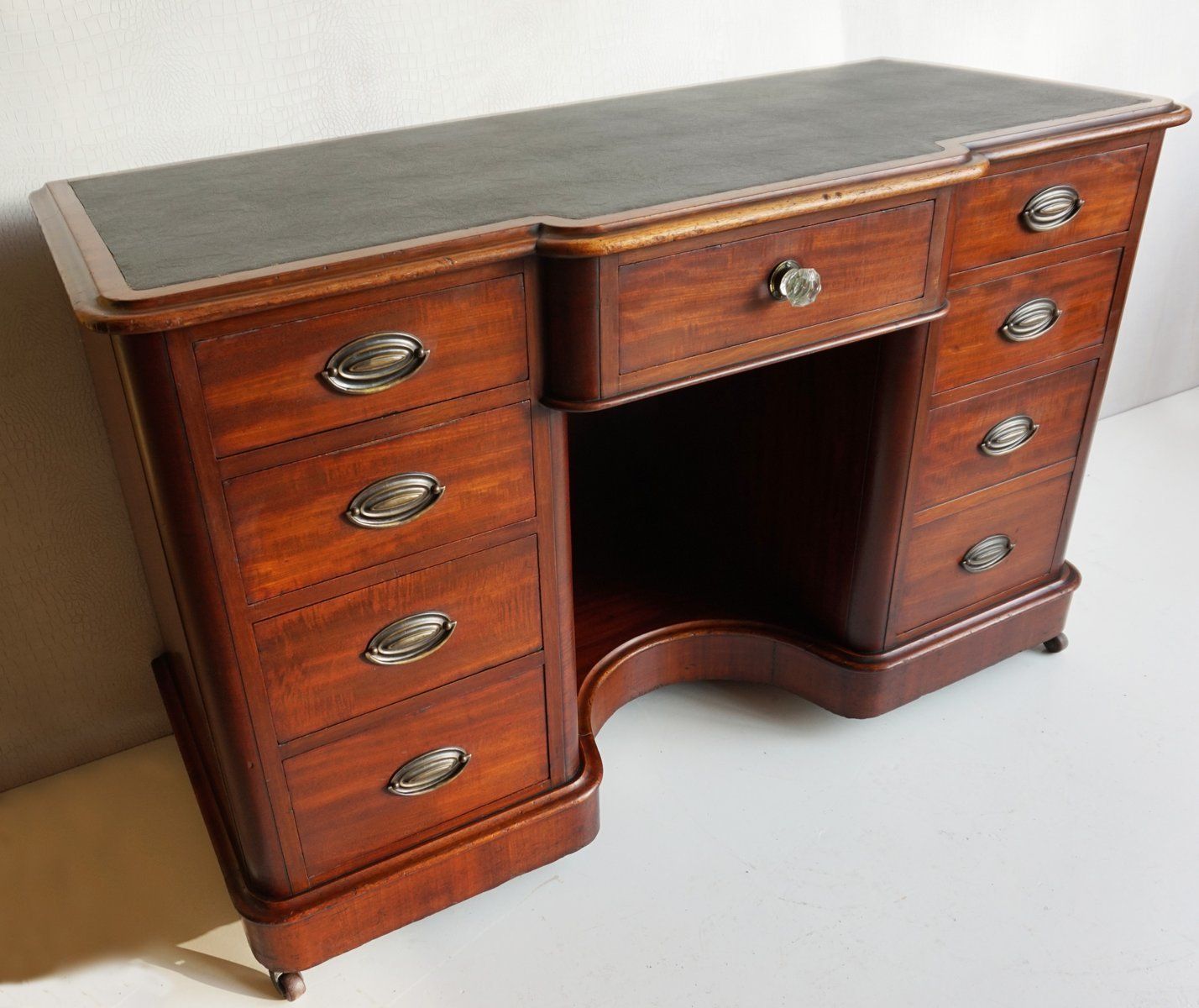 photo vintage Antique Mahogany Desk Or Dressing Table