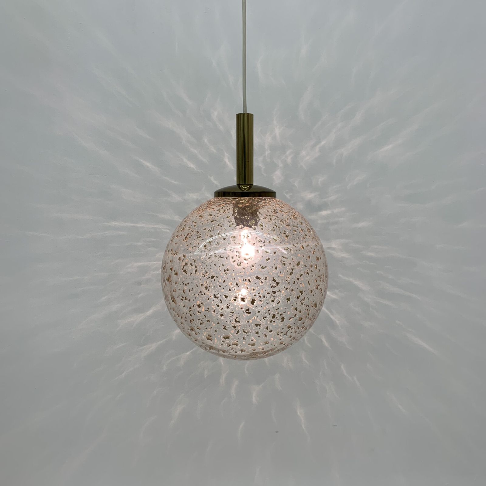 Mid Century Design Glazen Bolhanglamp Met Goudvlokken, Jaren 1970 photo vinterior