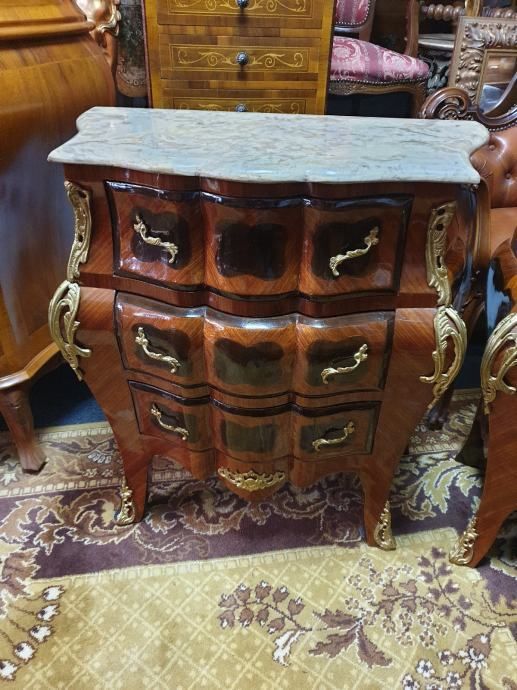 photo vinterior Chests Of Drawers With Brass Applications