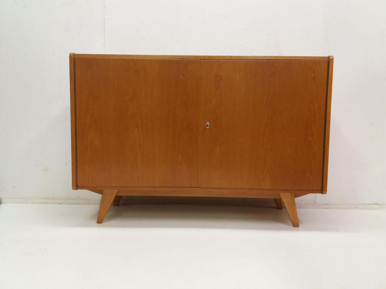 Retro Eiken Ladekast Uit 1960 – Jiroutek, Tsjecho Slowakije photo furniture