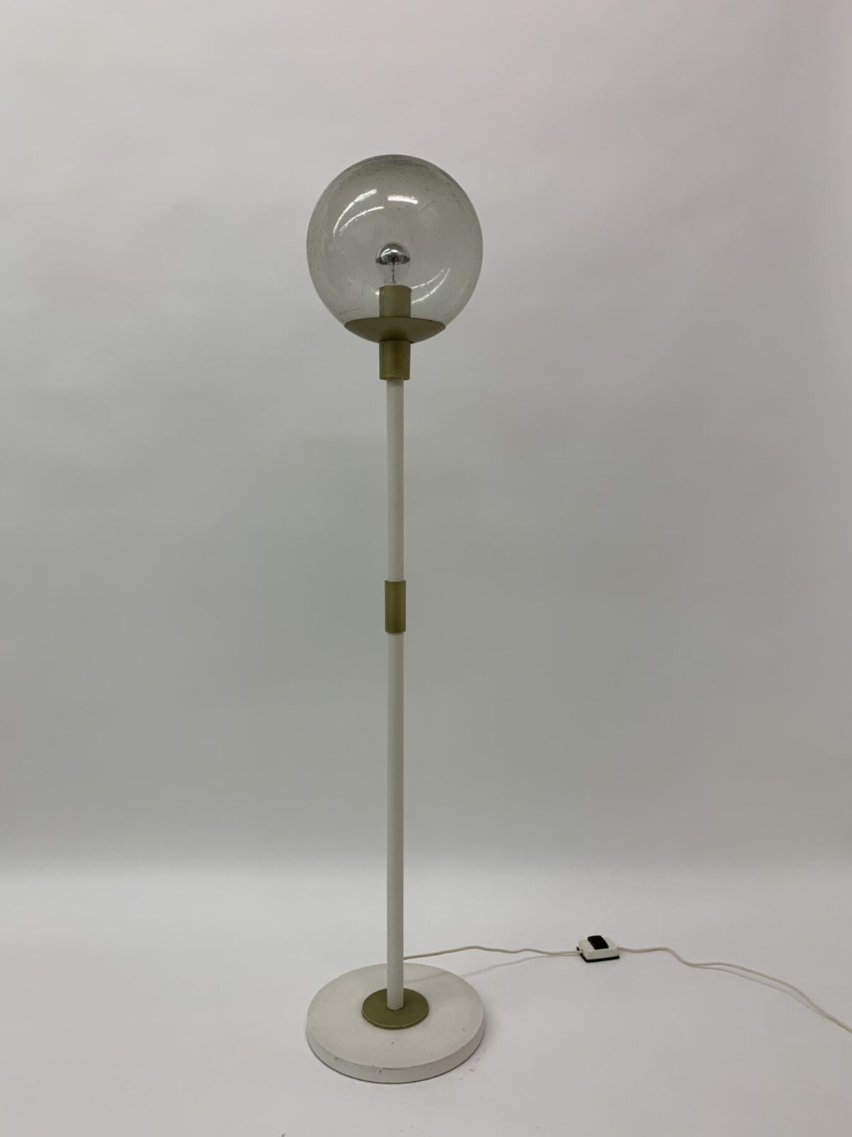 Vintage Wit Gouden Vloerlamp Met Glazen Bol, Jaren 1970
